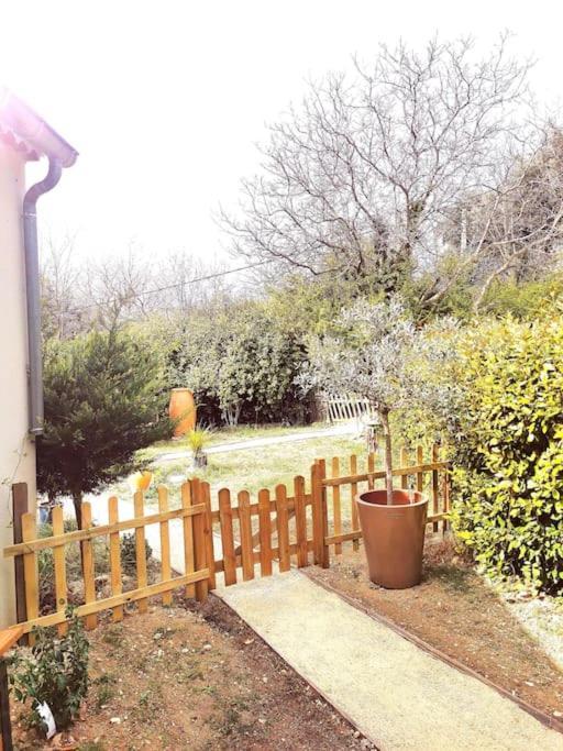 Entre Ventoux Et Luberon, Appartement Dans Maison. Malemort-du-Comtat Buitenkant foto